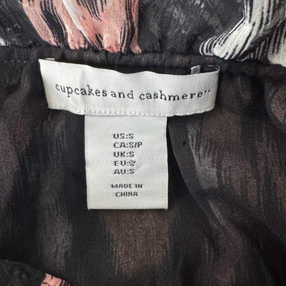 Cupcakes and Cashmere Ikat Tassel Blouse Size Small NWOT Sleeveless Boho Tribal - Picture 3 of 7